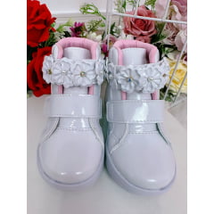 Coturno Infantil Branco Verniz C/ Velcro e Aplique Florzinhas