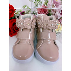 Coturno Infantil Nude Verniz C/ Velcro e Aplique Florzinhas