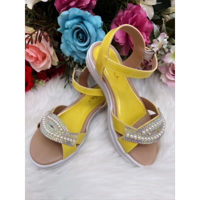 Sandália Infantil Com Pérolas e Strass Rasteira Amarelo