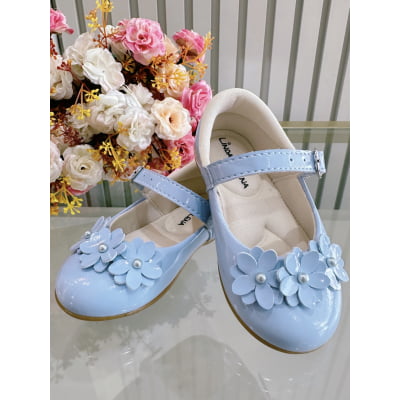 Sapatinho Azul Verniz C/ Aplique de Florzinhas Batizado