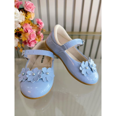 Sapatinho Azul Verniz C/ Aplique de Florzinhas Batizado