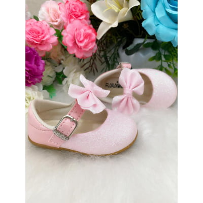 Sapatinho Bebê Rosa Com Glitter e Aplique de Lacinho