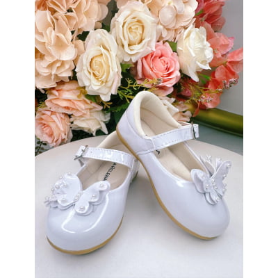 Sapatinho Branco Com Aplique de Borboletas e Pérolas