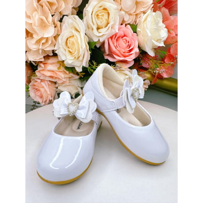 Sapatinho Branco Com Aplique de Coraçãozinho de Strass