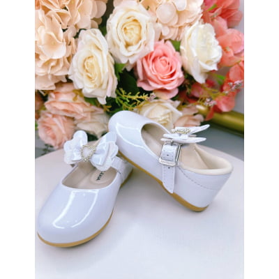 Sapatinho Branco Com Aplique de Coraçãozinho de Strass