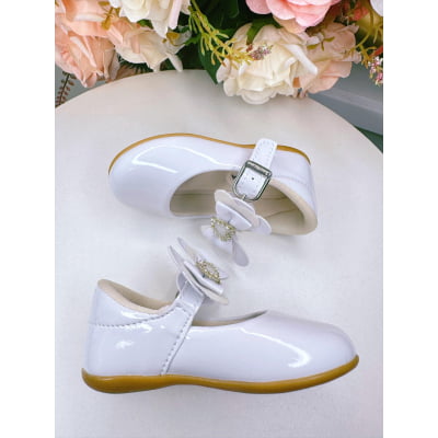 Sapatinho Branco Com Aplique de Coraçãozinho de Strass