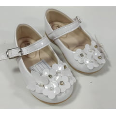 Sapatinho Branco Veniz Com Florzinhas e Strass Batizado