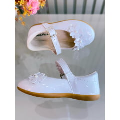 Sapatinho Branco Vermiz C/ Aplique de Florzinhas Batizado