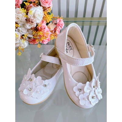 Sapatinho Branco Verniz Com Florzinhas e Strass Batizado
