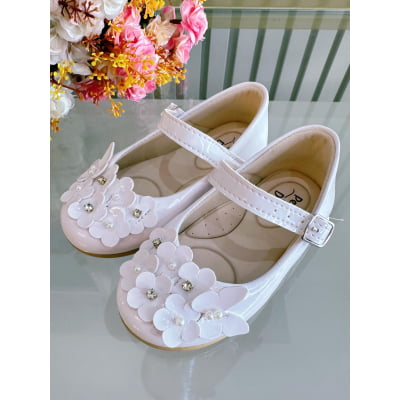 Sapatinho Branco Verniz Com Florzinhas e Strass Batizado