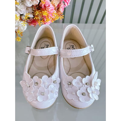 Sapatinho Branco Verniz Com Florzinhas e Strass Batizado