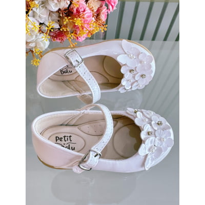 Sapatinho Branco Verniz Com Florzinhas e Strass Batizado