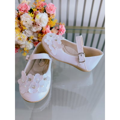 Sapatinho Branco Verniz Com Florzinhas e Strass Batizado