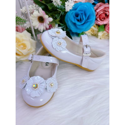 Sapatinho Branco Verniz Com Florzinhas Pérolas e Strass