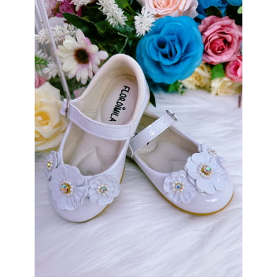 Sapatinho Branco Verniz Com Florzinhas Pérolas e Strass