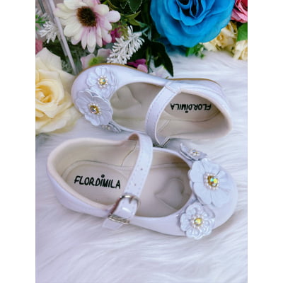 Sapatinho Branco Verniz Com Florzinhas Pérolas e Strass