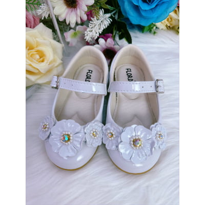 Sapatinho Branco Verniz Com Florzinhas Pérolas e Strass
