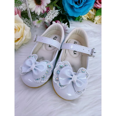 Sapatinho Branco Verniz Com Lacinho Duplo e Strass