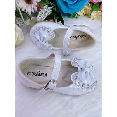 Sapatinho Branco Verniz Com Lacinho Duplo e Strass
