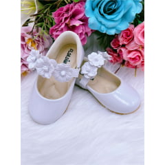 Sapatinho Branco Verniz Flor Fofura