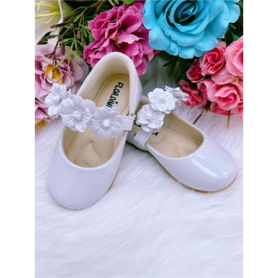 Sapatinho Branco Verniz Flor Fofura