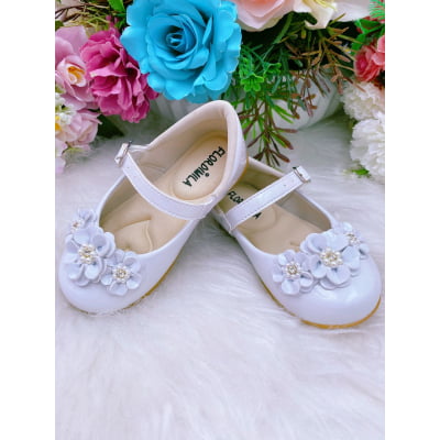 SAPATINHO BRANCO VERNIZ FLOR PÉROLAS E STRASS