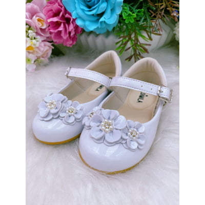 SAPATINHO BRANCO VERNIZ FLOR PÉROLAS E STRASS