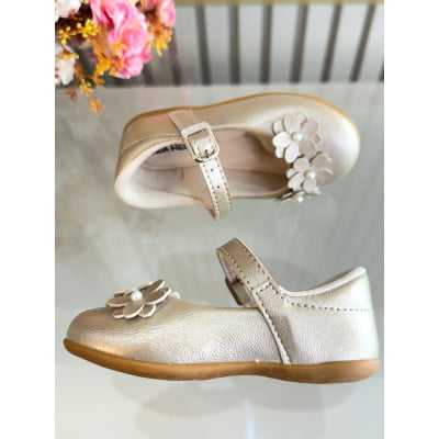 Sapatinho Dourado Fosco C/ Aplique de Florzinhas Batizado