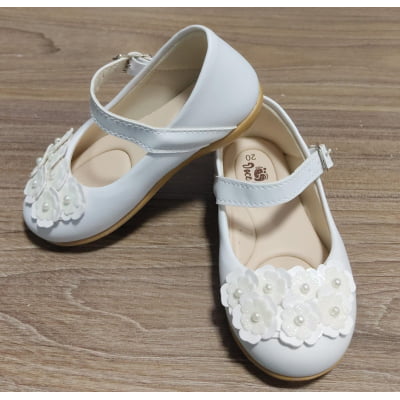 Sapatinho Infantil Branco Fosco C/ Aplique de Florzinhas Sapatinho Infantil Branco Fosco C/ Aplique de Florzinhas