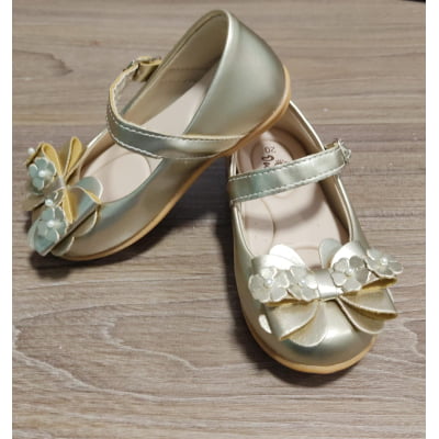 Sapatinho Infantil Dourado Fosco C/ Aplique de Florzinhas Sapatinho Infantil Dourado Fosco C/ Aplique de Florzinhas