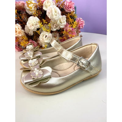 Sapatinho Infantil Dourado Fosco C/ Aplique de Florzinhas