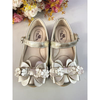 Sapatinho Infantil Dourado Fosco C/ Aplique de Florzinhas