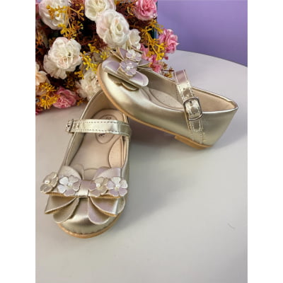 Sapatinho Infantil Dourado Fosco C/ Aplique de Florzinhas