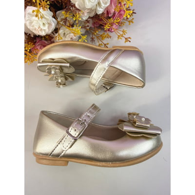 Sapatinho Infantil Dourado Fosco C/ Aplique de Florzinhas