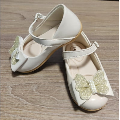 Sapatinho Infantil Marfim Verniz C/ Aplique de Borboleta Sapatinho Infantil Marfim Verniz C/ Aplique de Borboleta