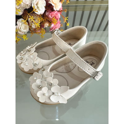 Sapatinho Marfim Verniz Com Florzinhas e Strass Batizado