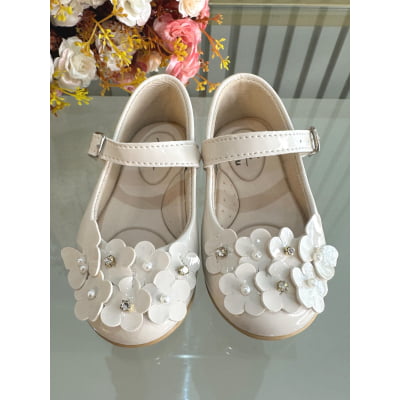 Sapatinho Marfim Verniz Com Florzinhas e Strass Batizado