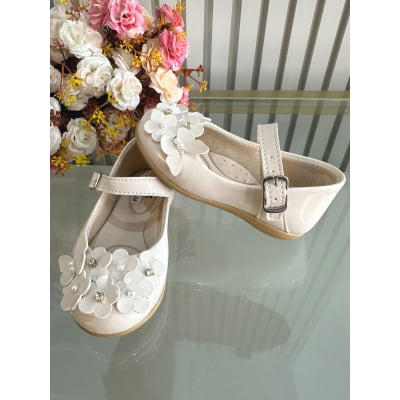 Sapatinho Marfim Verniz Com Florzinhas e Strass Batizado