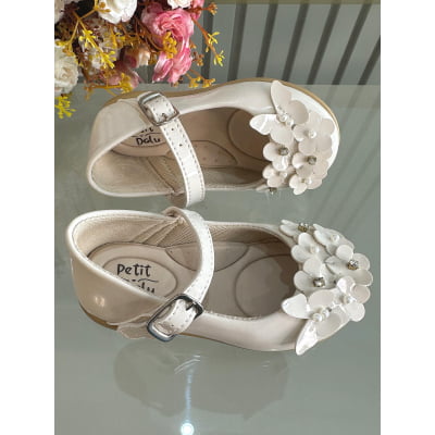 Sapatinho Marfim Verniz Com Florzinhas e Strass Batizado