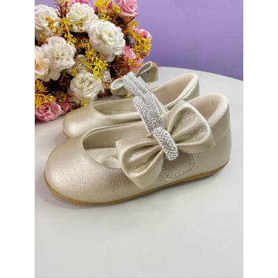 Sapatinho Ouro Fosco Aplique de Lacinho e Tiras C/ Strass