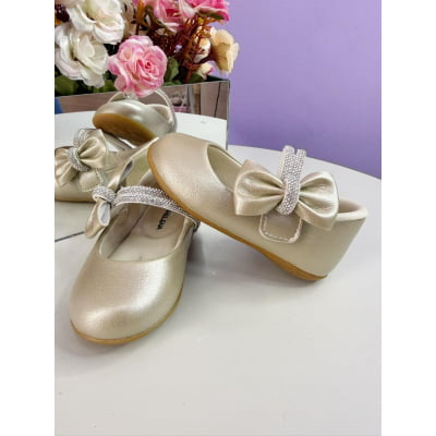 Sapatinho Ouro Fosco Aplique de Lacinho e Tiras C/ Strass
