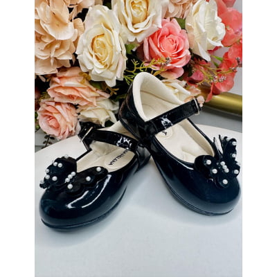 Sapatinho Preto Com Aplique de Borboletas e Pérolas