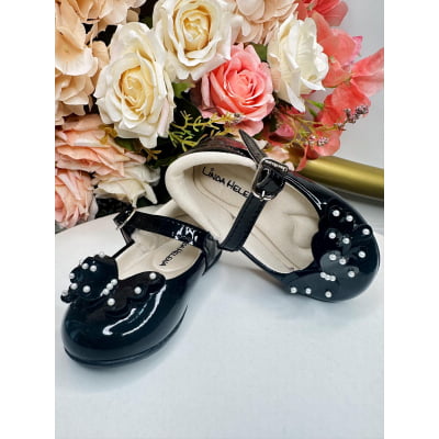 Sapatinho Preto Com Aplique de Borboletas e Pérolas