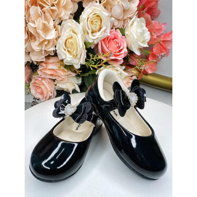 Sapatinho Preto Com Aplique de Coraçãozinho de Strass