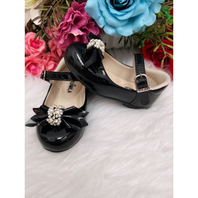 Sapatinho Preto Verniz Com Lacinho e Pérolas Strass
