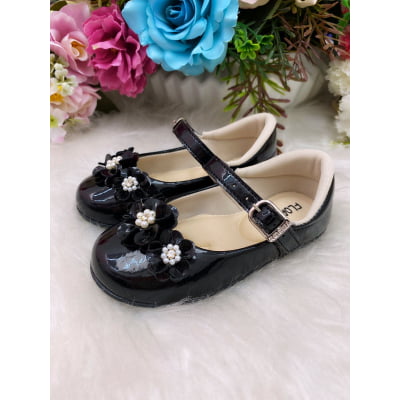 SAPATINHO PRETO VERNIZ FLOR PÉROLAS E STRASS