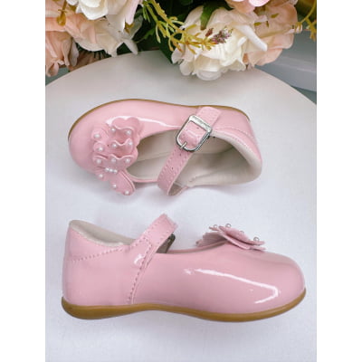 Sapatinho Rosa Bebê Com Aplique de Borboletas e Pérolas