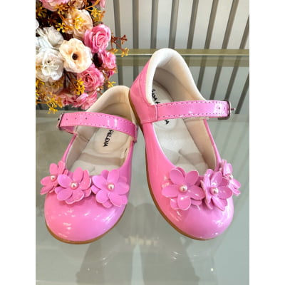 Sapatinho Rosa Chiclete Veniz C/ Aplique de Florzinhas Batizado