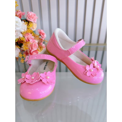 Sapatinho Rosa Chiclete Veniz C/ Aplique de Florzinhas Batizado