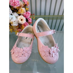 Sapatinho Rosa Veniz C/ Aplique de Florzinhas Batizado
